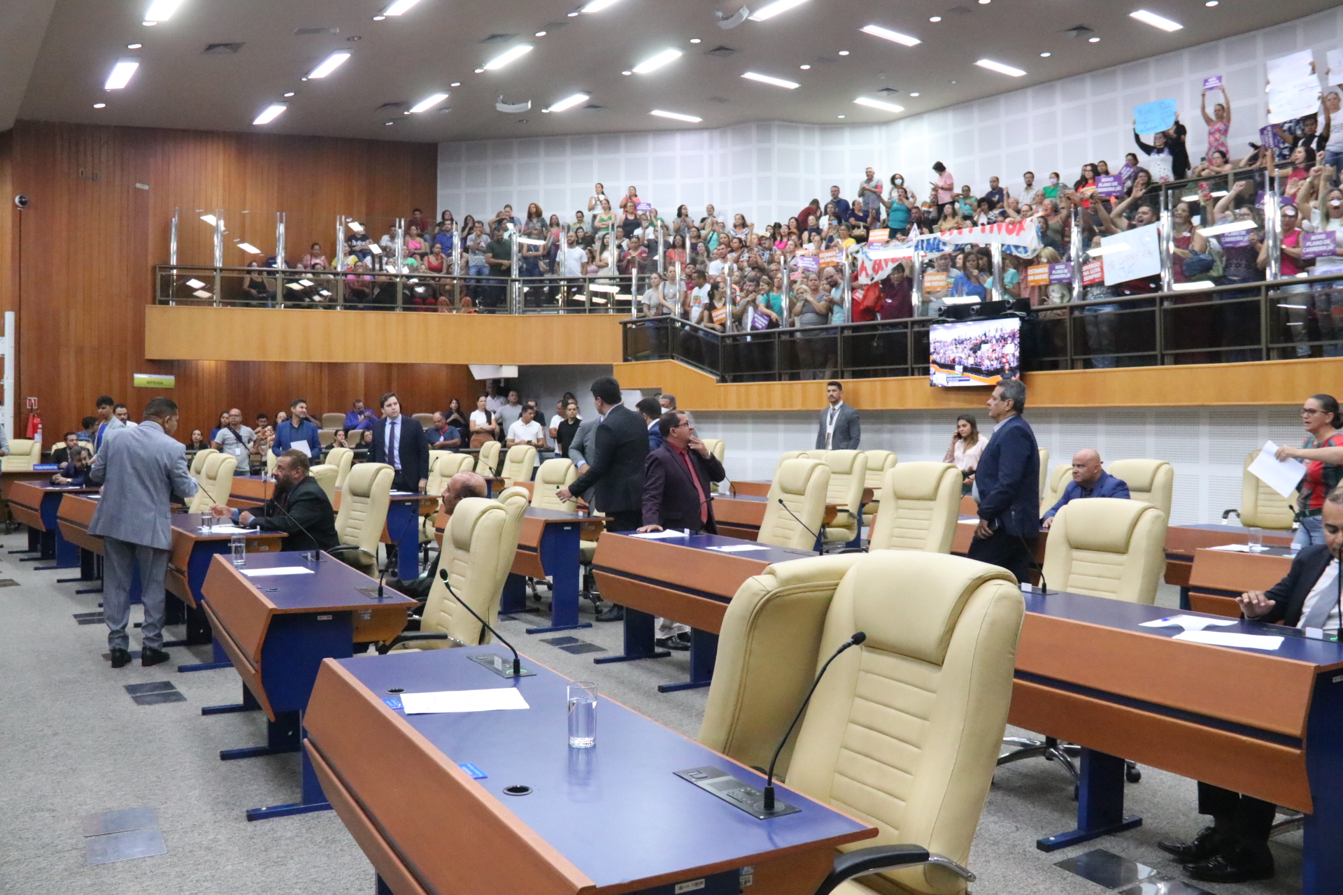 O Plenário da Câmara de Goiânia aprovou, em segunda votação, nesta quinta-feira (26/12), projeto de lei (PL 364/2024), de autoria da Mesa Diretora, que altera a estrutura administrativa do Legislativo e que cria a Cota para o Exercício da Atividade Parlamentar (Ceap), de cerca de R$ 15,5 mil.