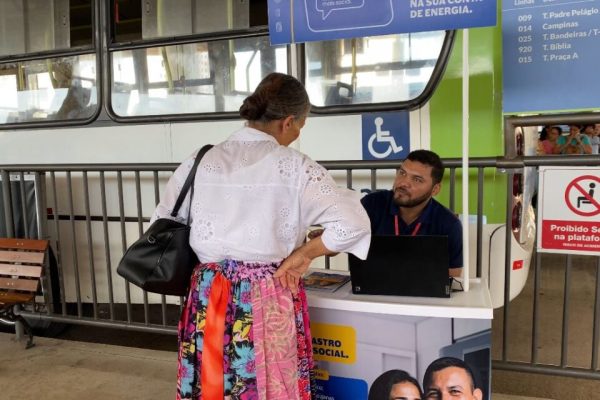 Cerca de 400 mil famílias em Goiás têm direito de receber até 65% de desconto na fatura de energia elétrica por meio do programa Tarifa Social.