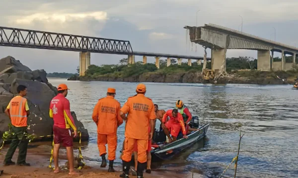 Ao menos 14 pessoas estão desaparecidas após o vão central da ponte Juscelino Kubitschek de Oliveira, sobre o Rio Tocantins, ceder na tarde deste domingo (22/12).