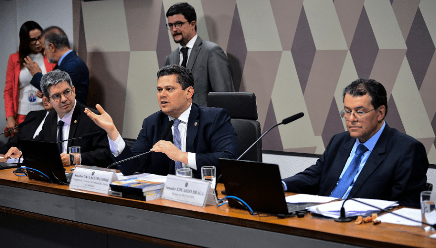 O texto-base da regulamentação da reforma tributária (PLP 68/2024) foi aprovado na noite de quarta-feira (11) na Comissão de Constituição e Justiça (CCJ) do Senado.