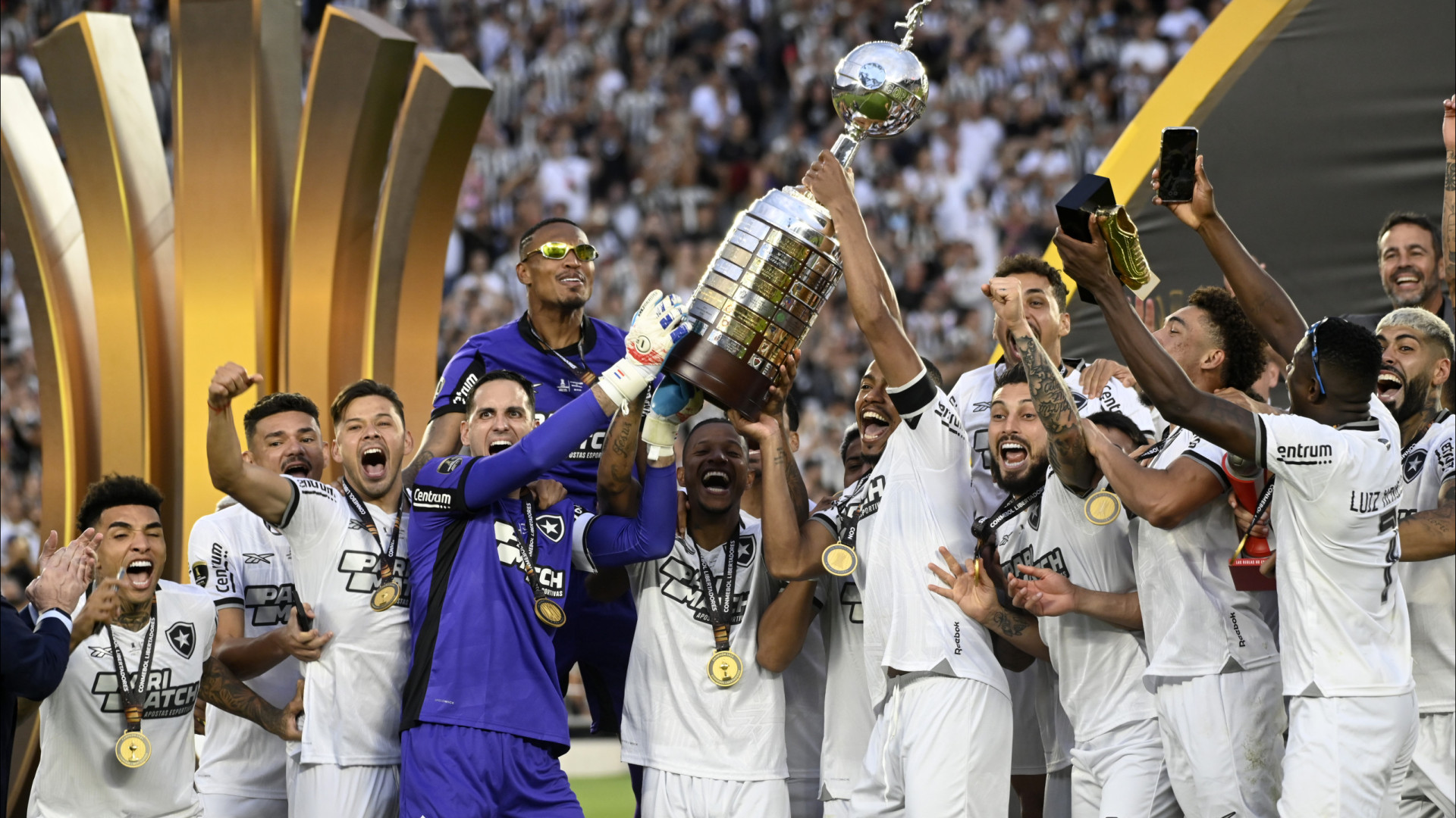 O futebol da América do Sul está oficialmente rendido ao Botafogo. Neste sábado (30), o Glorioso alcançou a maior conquista em 120 anos de história. Mesmo perdendo o volante Gregore expulso com menos de um minuto de jogo, a equipe carioca venceu o Atlético-MG por 3 a 1,