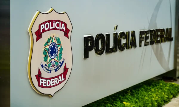 Policiais federais cumprem, nesta segunda-feira (23), quatro mandados de prisão preventiva contra acusados de fraudes em licitação e desvio de recursos públicos na Bahia.