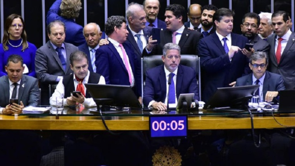 Por 264 votos a favor e 209 contra, a Câmara dos Deputados aprovou nesta quinta-feira (19/12) à noite o terceiro projeto que integra o pacote de corte de gastos do governo.