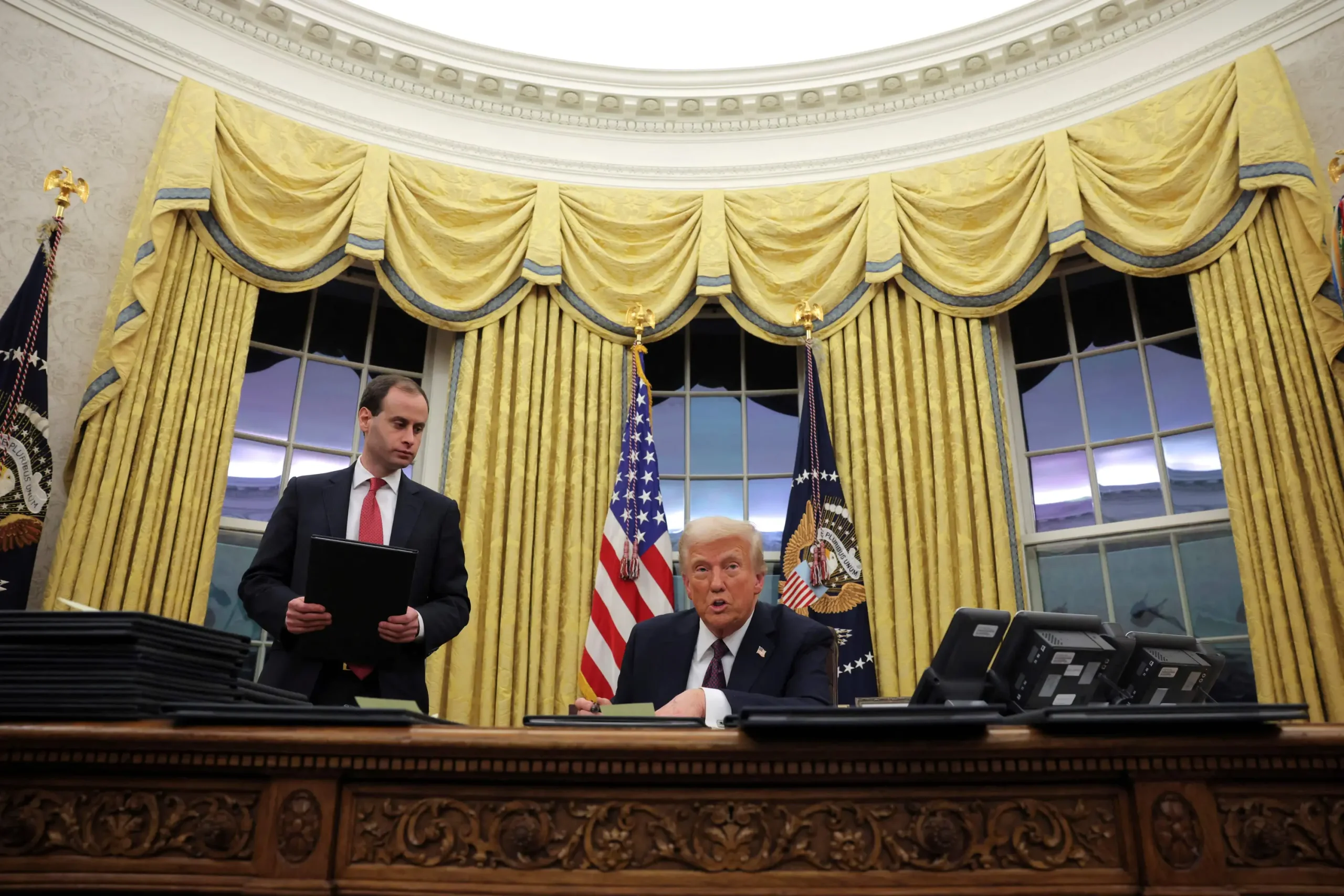 Durante seus primeiros minutos sentado à mesa do Salão Oval da Casa Branca para um segundo mandato, Donald Trump afirmou que Brasil e América Latina precisam "mais dos EUA do que os EUA precisam deles"