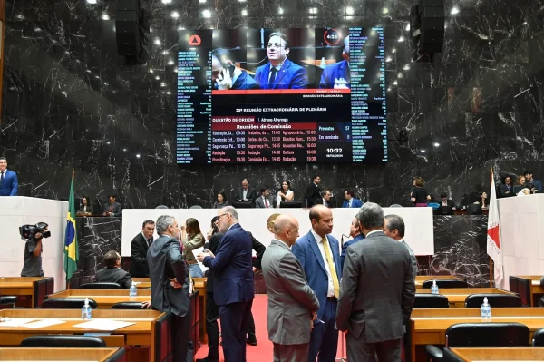 A Assembleia Legislativa de Goiás (Alego) deve votar, nesta segunda-feira (20), o projeto de orçamento para 2025, enviado pelo governador Ronaldo Caiado (União Brasil). A proposta prevê uma receita total de R$ 49,481 bilhões, representando um aumento de 7% em relação à Lei de Diretrizes Orçamentárias (LDO) aprovada em julho de 2024.