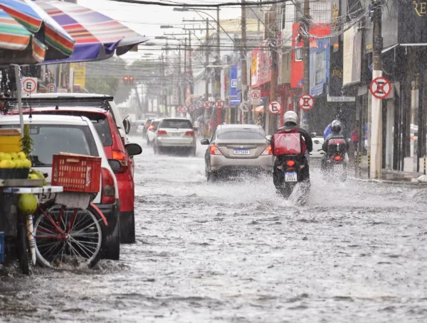 Com a chegada da Zona de Convergência do Atlântico Sul, fortes chuvas acompanhadas de ventos intensos e raios devem atingir Goiás, conforme apontou o Centro de Informações Meteorológicas e Hidrológicas de Goiás (Cimehgo).