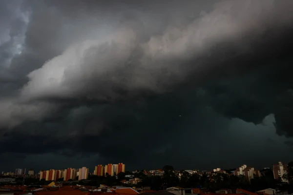 O Instituto Nacional de Meteorologia (Inmet) emitiu alerta vermelho para grande perigo de acumulado de chuva na manhã desta quinta-feira, 9, para cidades de Minas Gerais, Espírito Santo e Bahia.