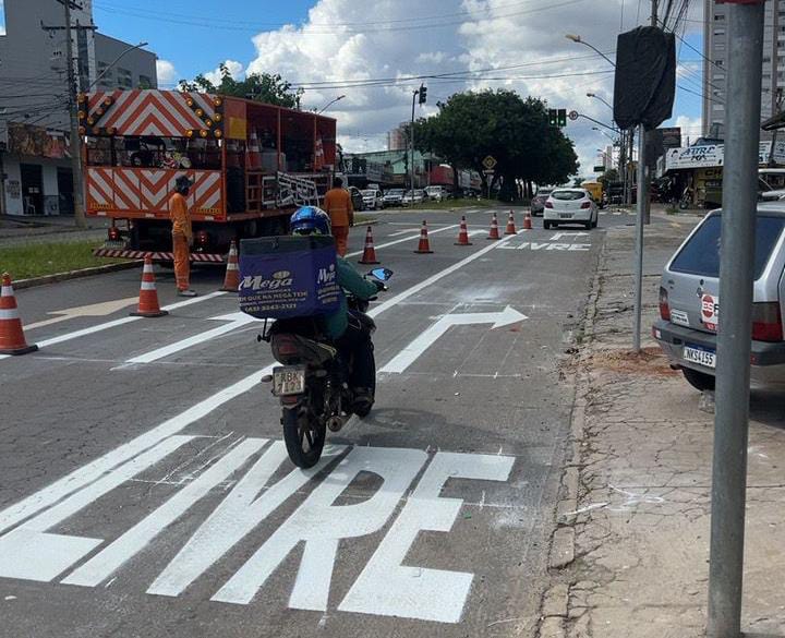 Para dar maior fluidez e evitar retenções no trânsito, a Prefeitura de Goiânia começa a implantar conversão à direita em cruzamentos da capital a partir desta terça-feira (14/1) com intervenções em quatro cruzamentos da cidade, de um total de 15 já mapeados pela Secretaria de Engenharia de Trânsito (Set). 