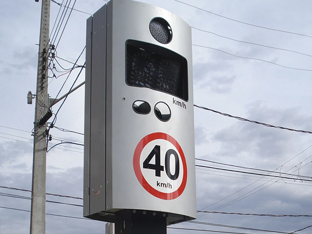 A Secretaria Municipal de Engenharia de Trânsito de Goiânia anunciou, nesta segunda-feira (6/1), a retomada da fiscalização nas vias com a instalação de novos radares de velocidade e controladores semafóricos.