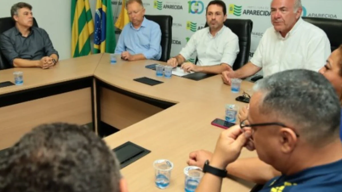 “É prioridade total da nossa gestão quitar a folha de dezembro em Aparecida de Goiânia”. A declaração foi feita nesta quinta-feira (9/1) pelo prefeito Leandro Vilela,