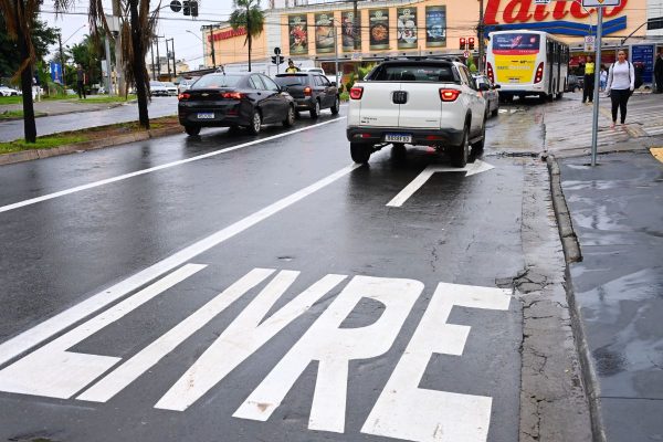 A partir desta terça-feira (14/1), os motoristas de Goiânia podem contar com mais pontos de "direita livre" nos cruzamentos da capital, uma iniciativa que visa melhorar a fluidez do trânsito e reduzir os congestionamentos. 