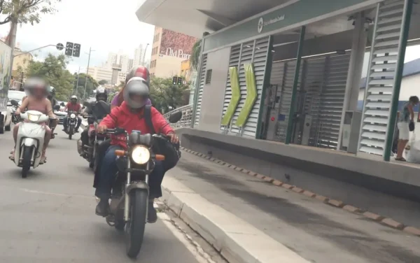 Motociclistas já podem utilizar cinco corredores de ônibus em Goiânia. A liberação, anunciada pelo prefeito Sandro Mabel (União Brasil), vale a partir desta segunda-feira (6/1) para as avenidas T-63, T-7, T-9, Avenida 85, Avenida Universitária/Rua 10 e Assis Chateaubriand.