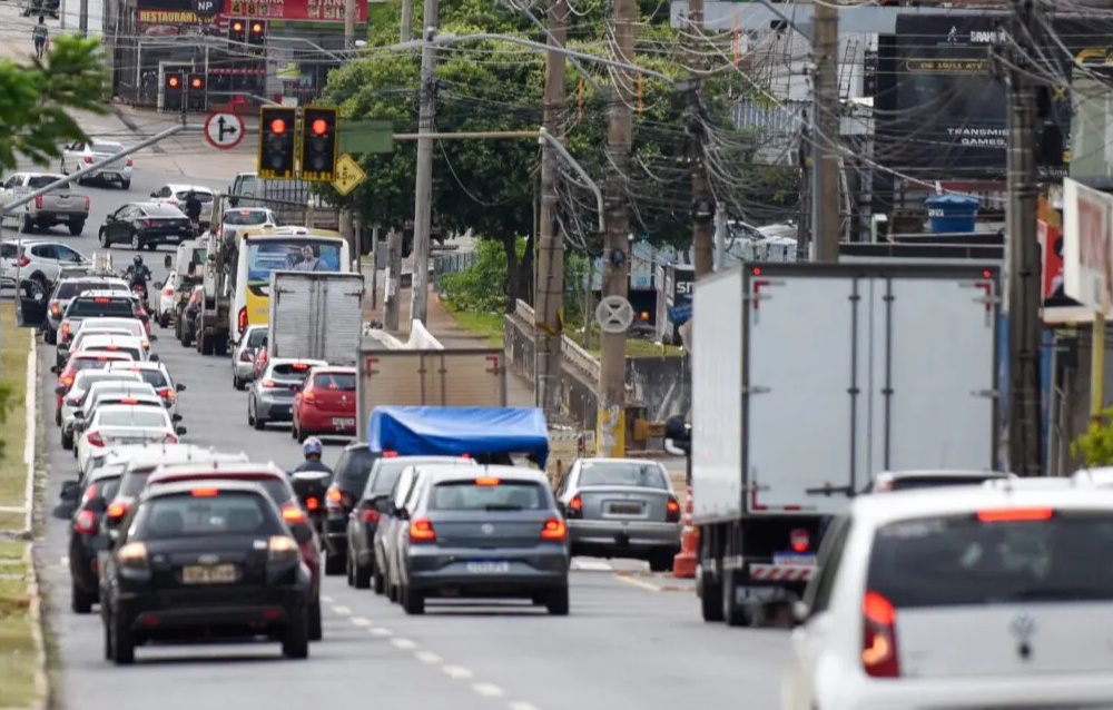 O pagamento do Imposto sobre a Propriedade de Veículos Automotores (IPVA) de 2025 em Goiás terá início no dia 15 de janeiro, tanto para quem optar pela parcela única, com desconto de 8%, quanto para aqueles que escolherem parcelar o tributo, independentemente do final da placa do veículo.