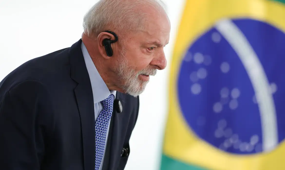 O presidente Luiz Inácio Lula da Silva vetou o trecho que proibia o bloqueio de emendas parlamentares impositivas ao sancionar a Lei Complementar n° 200/2024, publicada no Diário Oficial da União, nesta terça-feira (31).