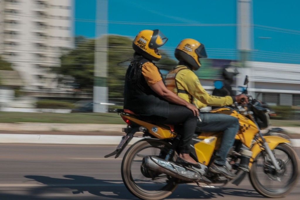 A regulamentação do transporte de passageiros por aplicativos utilizando motocicletas ganhou destaque nas discussões da Prefeitura de Goiânia.